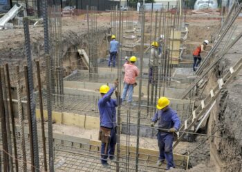 Freno fuerte en la actividad: la industria cayó casi 5% y la construcción un 2% en noviembre