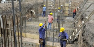Freno fuerte en la actividad: la industria cayó casi 5% y la construcción un 2% en noviembre