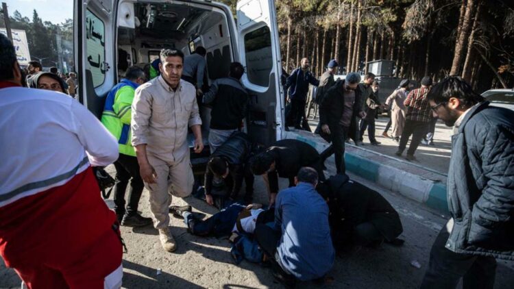 Los servicios de emergencia atienden a los heridos tras las explosiones.