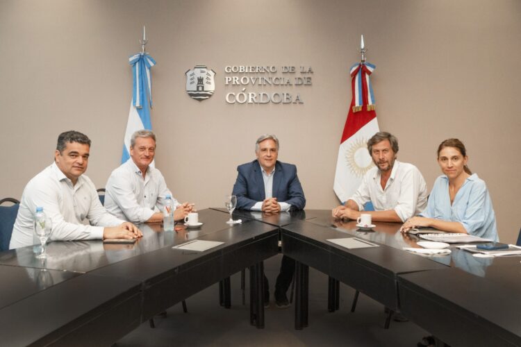 El gobernador con la ministra de Ambiente y el director de Aves Argentinas.