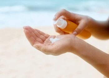Dermatólogos recomiendan el protector solar, sombreros y lentes de sol para cuidar la piel en verano