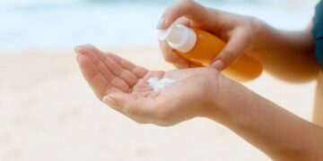 Dermatólogos recomiendan el protector solar, sombreros y lentes de sol para cuidar la piel en verano