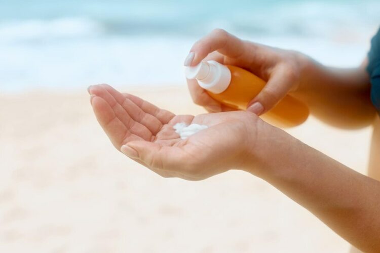 Dermatólogos recomiendan el protector solar, sombreros y lentes de sol para cuidar la piel en verano