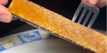 Un influencer gastronómico hizo una milanesa de madera y se volvió viral en redes