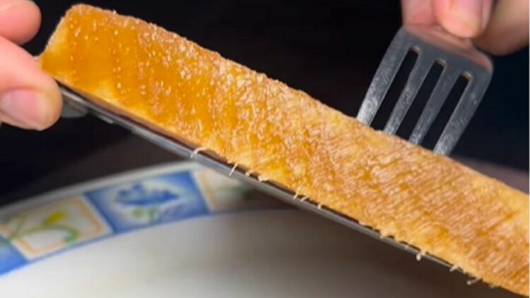 Un influencer gastronómico hizo una milanesa de madera y se volvió viral en redes