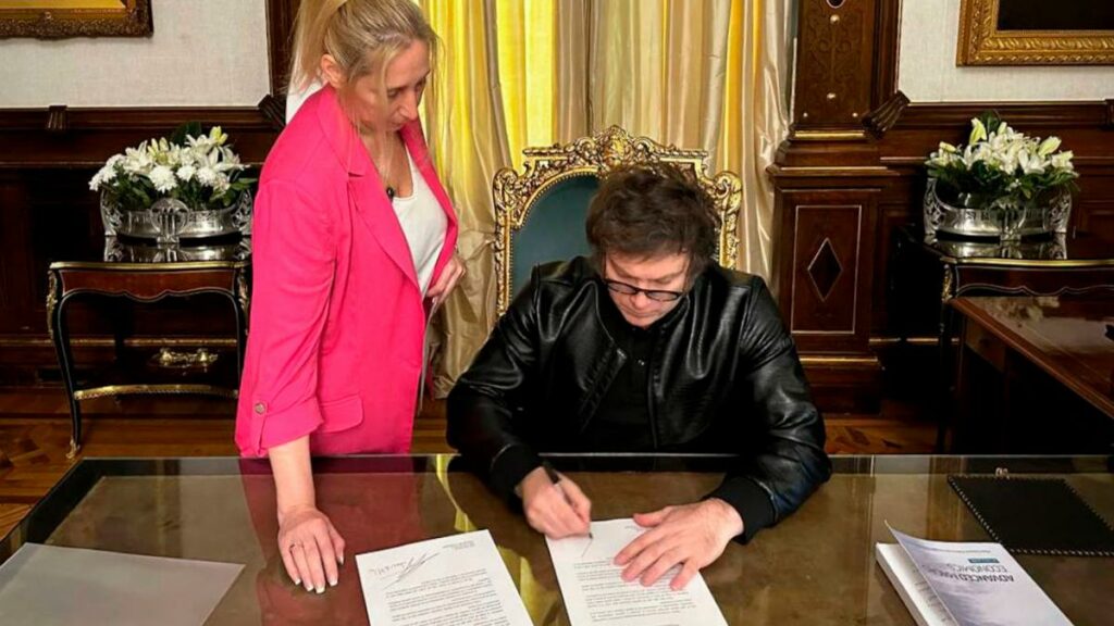 Milei dejó atrás los ataques y le envió una carta a Francisco