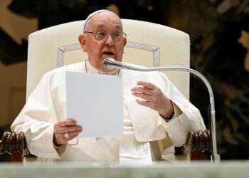 Francisco dijo estar preocupado por el país y analiza viajar a Argentina