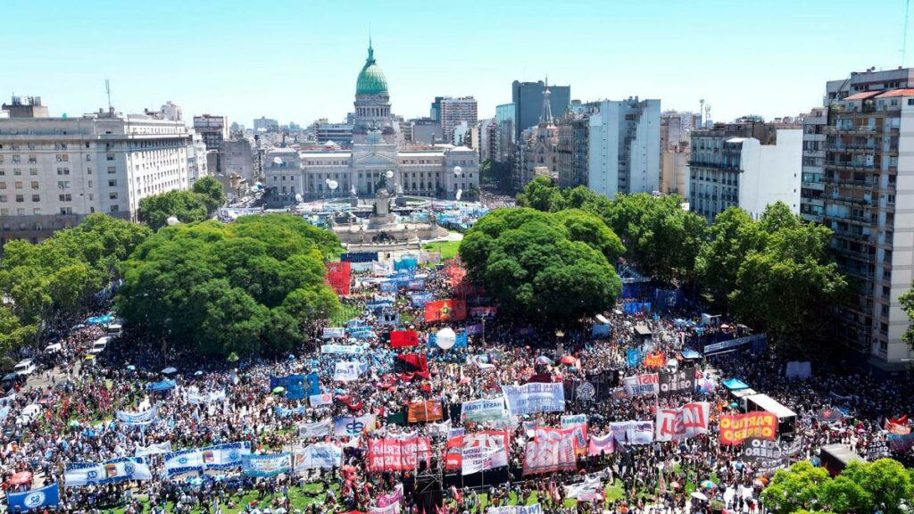 CGT, CTA y movimientos sociales pidieron "no traicionar" a trabajadores en primer paro contra Milei