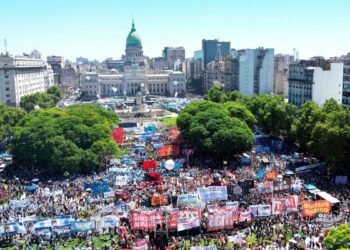 CGT, CTA y movimientos sociales pidieron «no traicionar» a trabajadores en primer paro contra Milei