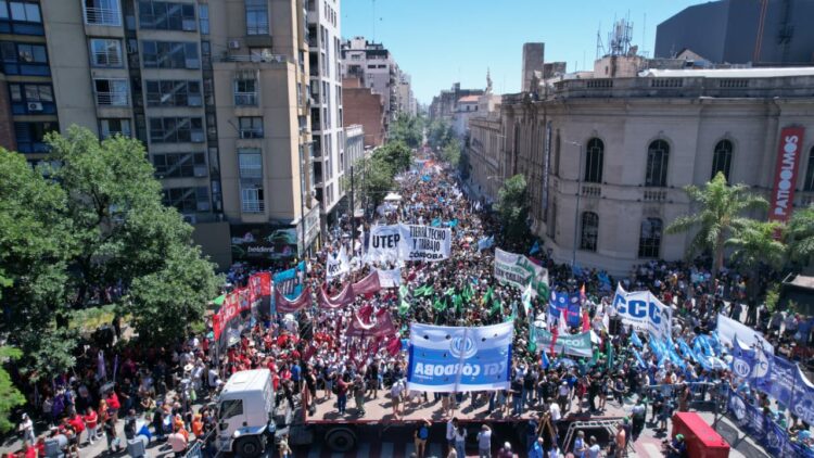 La masiva movilización local se desarrolló sin incidentes