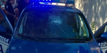 Vecinos arrojaron agua hirviendo y piedras a policías para evitar una detención