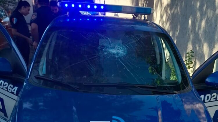 Vecinos arrojaron agua hirviendo y piedras a policías para evitar una detención
