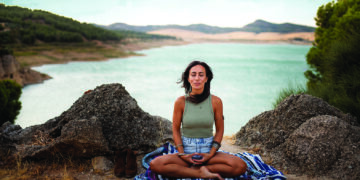 Yoga y meditación: un abrazo interior en un mundo acelerado