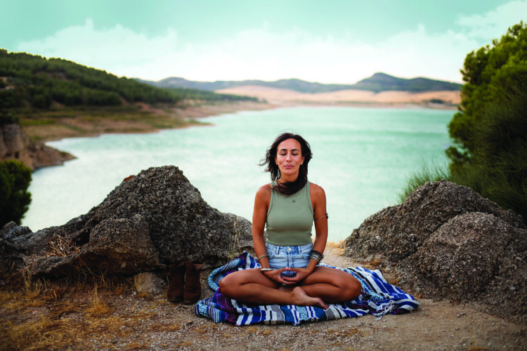 Yoga y meditación: un abrazo interior en un mundo acelerado