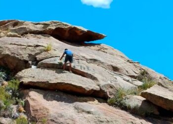 Obligaron a un turista a limpiar una piedra que vandalizó en las Altas Cumbres