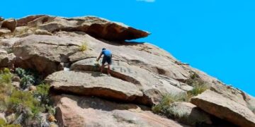 Obligaron a un turista a limpiar una piedra que vandalizó en las Altas Cumbres