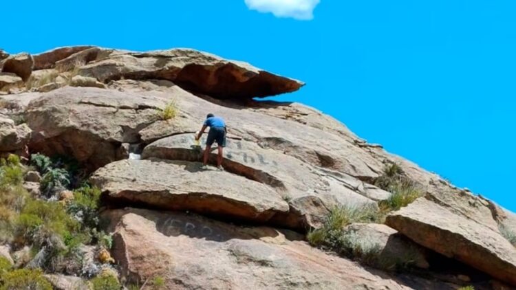 Obligaron a un turista a limpiar una piedra que vandalizó en las Altas Cumbres