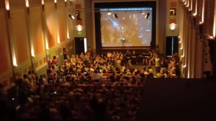 Más de 450 artistas y trabajadores convocaron a un cacerolazo en defensa de la cultura