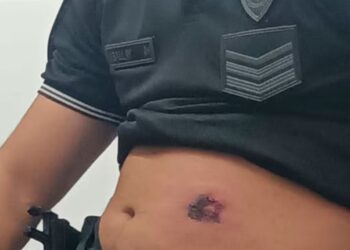 Dispararon a un policía en la puerta de su casa y se salvó gracias al chaleco antibalas