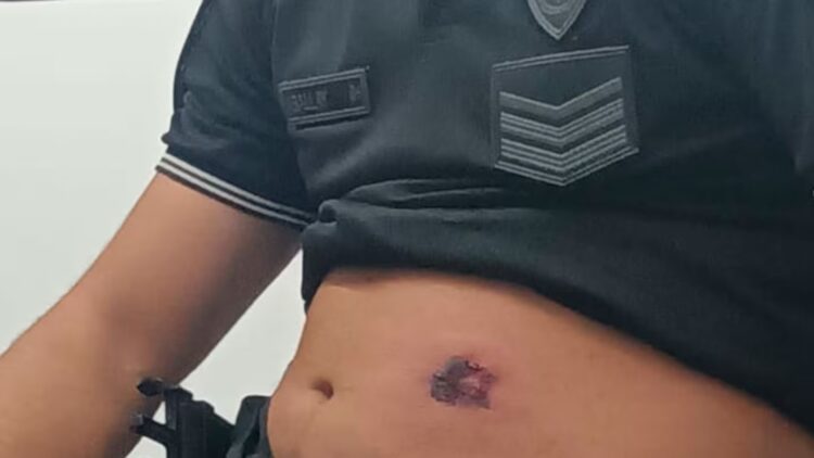 Dispararon a un policía en la puerta de su casa y se salvó gracias al chaleco antibalas