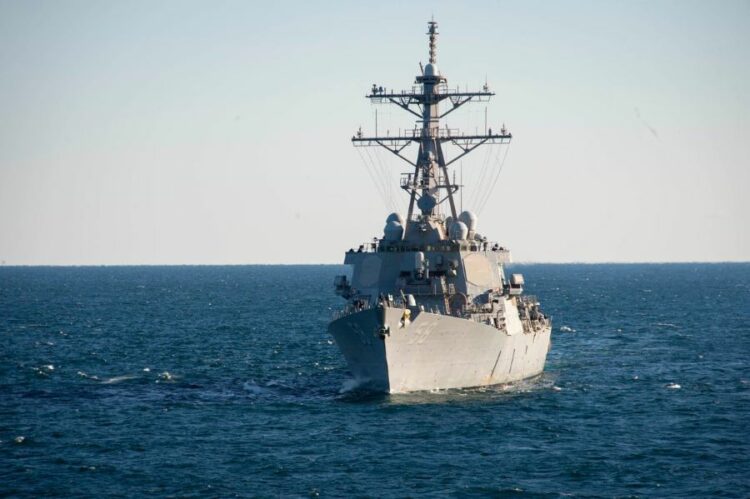 Rebeldes hutíes atacaron un buque de guerra estadounidense en el Mar Rojo.