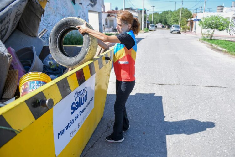 En la ciudad instalaron contenedores para tirar objetos que acumulen agua.