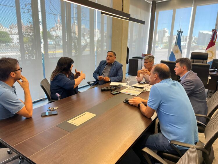 El ministro Quinteros con los integrantes de la conducción de la CGT Córdoba.