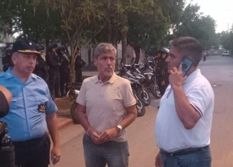 El ministro de Seguridad de la Provincia, Juan Pablo Quinteros, presente en Ciudad Evita ante el ataque a la comisaría.