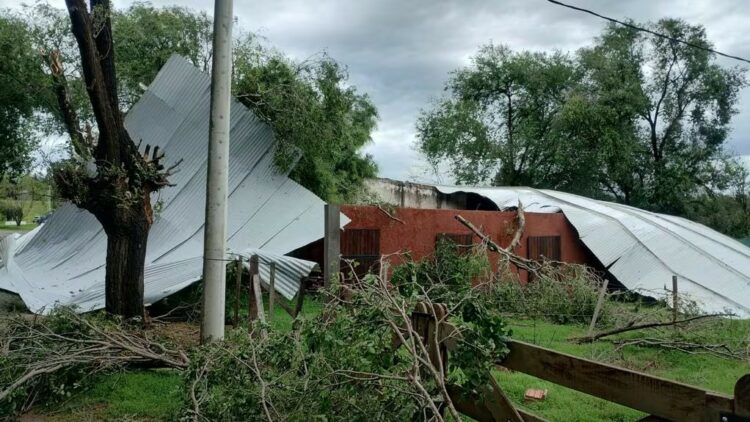 En Los Reartes se registró la voladura de techos de chapa de varias viviendas.