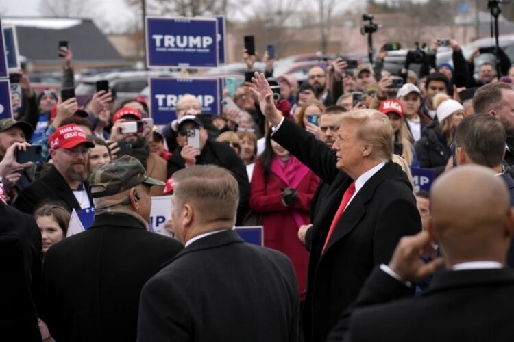 Donald Trump fue recibido en New Hampshire por cientos de seguidores.