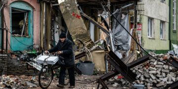 Al menos ocho muertos en Kiev tras decenas de ataques rusos