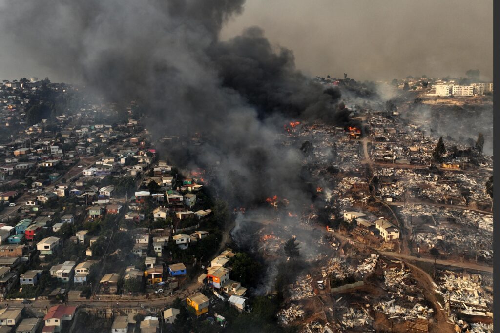 Suben a 99 los muertos por los incendios forestales en Chile