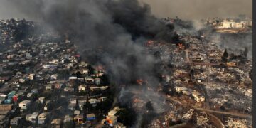 Suben a 99 los muertos por los incendios forestales en Chile