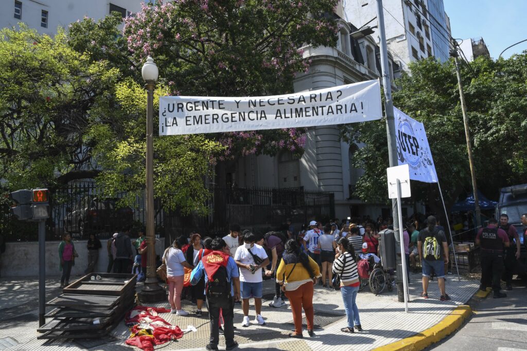 Manifestantes hacen "fila del hambre" en el Ministerio de Capital Humano