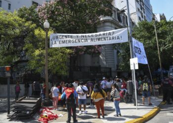 Manifestantes hacen «fila del hambre» en el Ministerio de Capital Humano