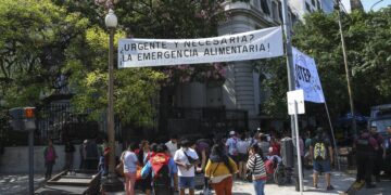 Manifestantes hacen «fila del hambre» en el Ministerio de Capital Humano