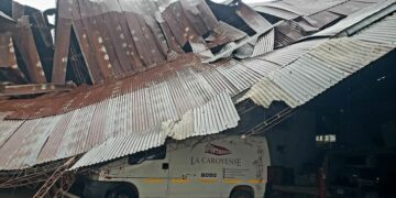 Las intensas tormentas en dos localidades de Córdoba dejaron techos volados, daños y familias evacuadas