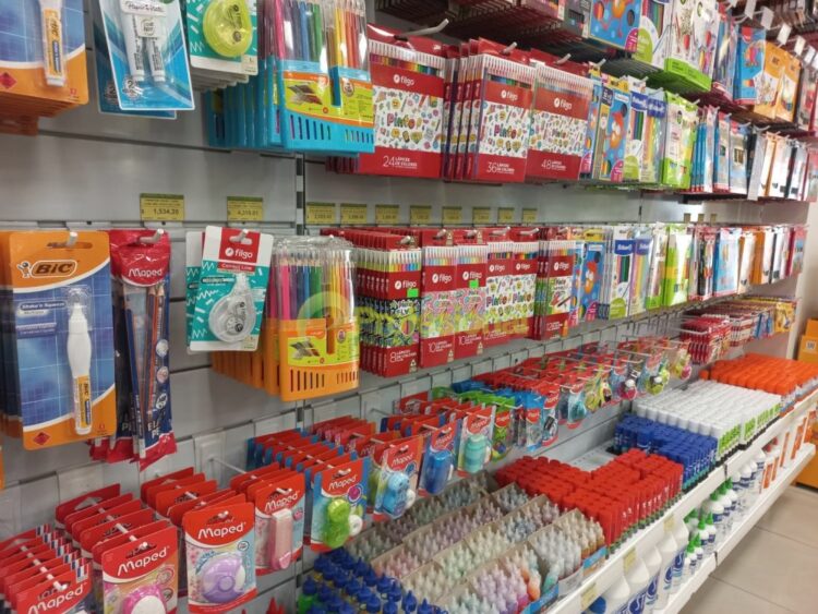 La canasta escolar 2025, que incluye productos básicos y completos, presenta un importante aumento de precios respecto al año pasado.