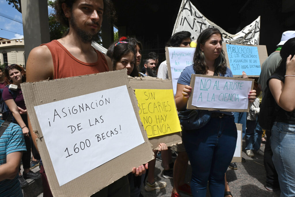 "Ruidazo" en Ciudad Universitaria y distintos puntos del país por la continuidad de becas del Conicet