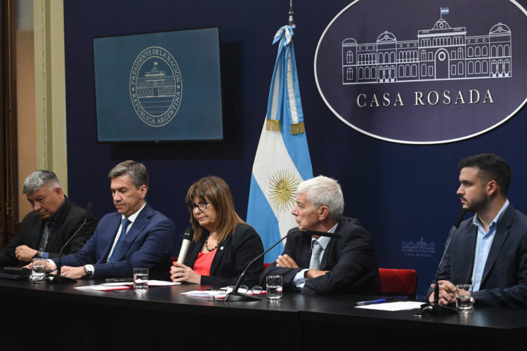 Ministros de Seguridad y Justicia denuncian una red de trata que ofrecía planes sociales