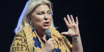 Carrió definió las medidas económicas de Milei como «pymecidio y destrucción de la clase media»