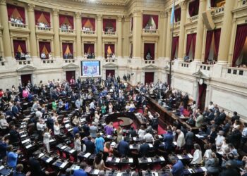 Diputados vuelven al Congreso para la segunda jornada de debate de la Ley ómnibus