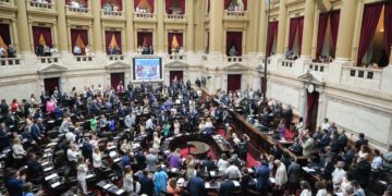 Diputados vuelven al Congreso para la segunda jornada de debate de la Ley ómnibus