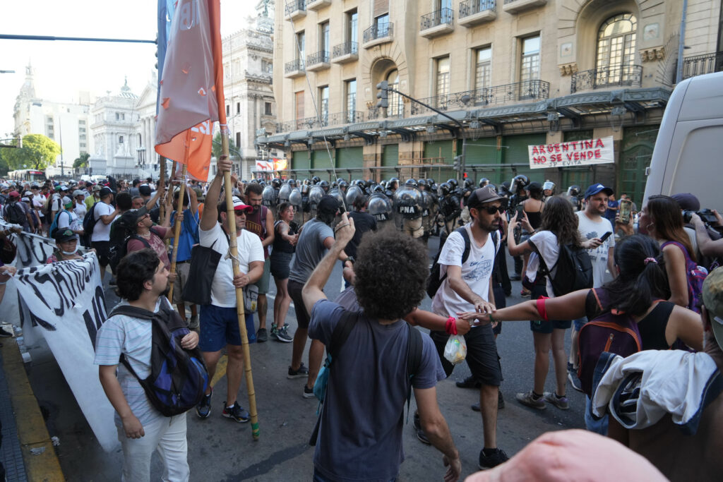 Organizaciones de izquierda y del radicalismo vuelven a manifestarse frente al Congreso