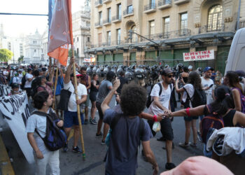 Organizaciones de izquierda y del radicalismo vuelven a manifestarse frente al Congreso