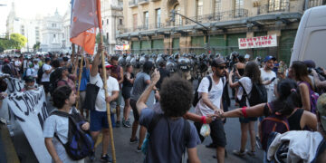 Organizaciones de izquierda y del radicalismo vuelven a manifestarse frente al Congreso