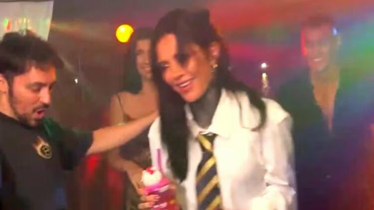 Con un look colegiala y temática Hello Kitty, Cande Tinelli tuvo su despedida de soltera