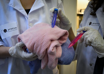 Jóvenes científicos argentinos desarrollaron la primera tintura textil de origen microbiano