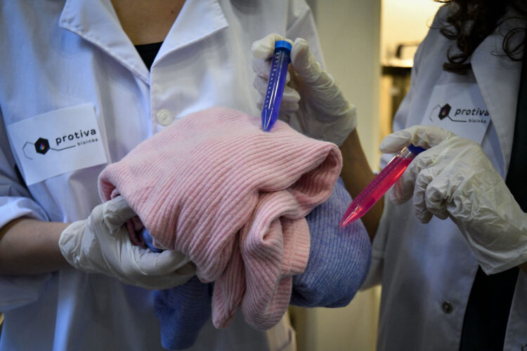 Jóvenes científicos argentinos desarrollaron la primera tintura textil de origen microbiano