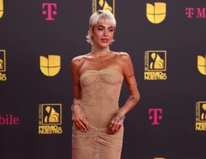 Tini Stoessel revolucionó los Premios Lo Nuestro con su jugado cambio de look y un beso con Emilia Mernes